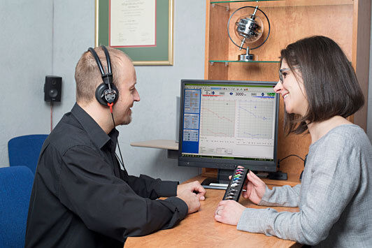 Hörtest beim Hörakustiker mit Audiogramm-Auswertung am Computer und Beratungsgespräch.